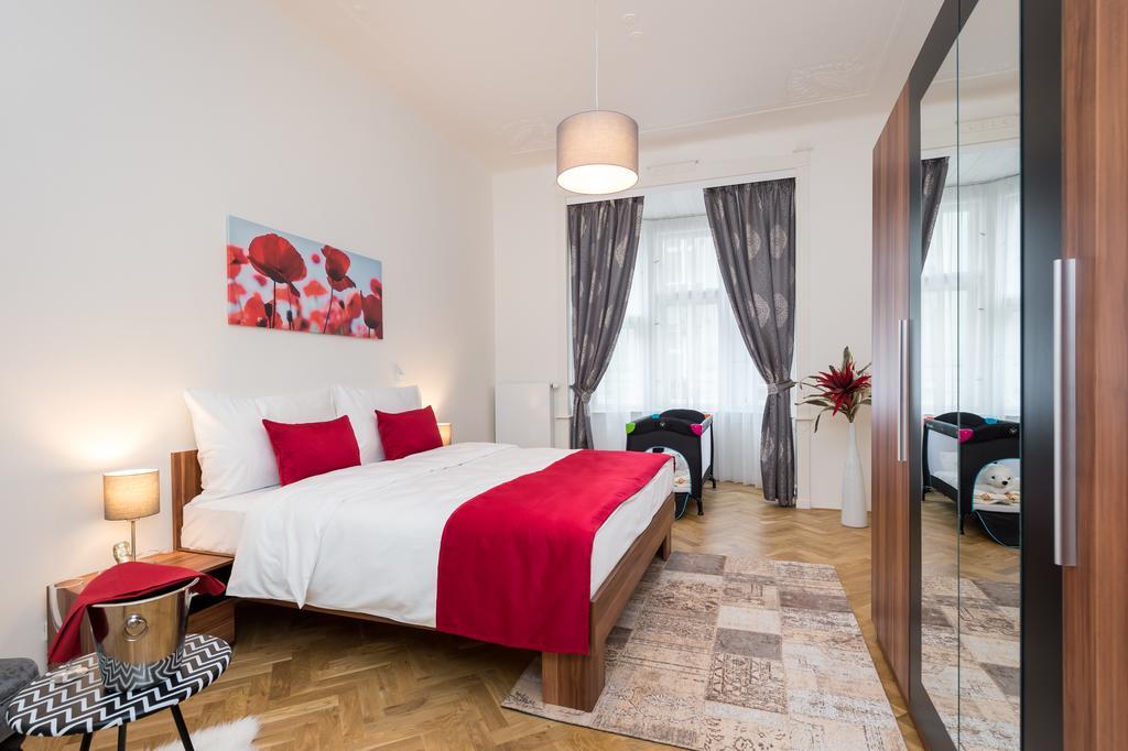 Love To Live Apartments Прага Екстериор снимка