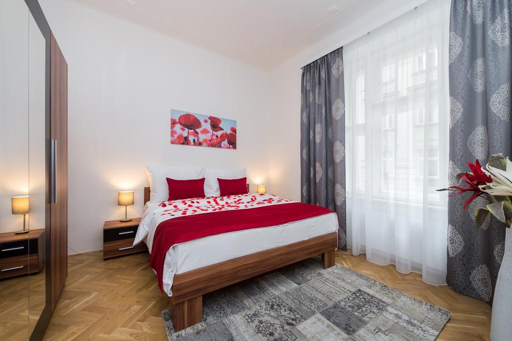 Love To Live Apartments Прага Екстериор снимка
