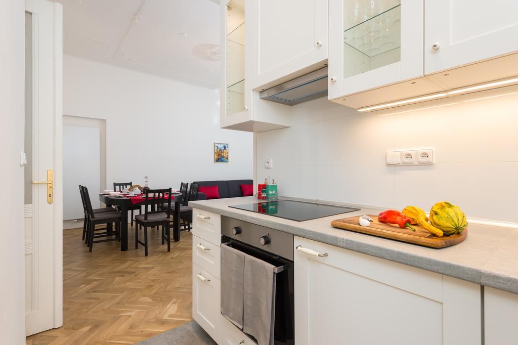 Love To Live Apartments Прага Екстериор снимка