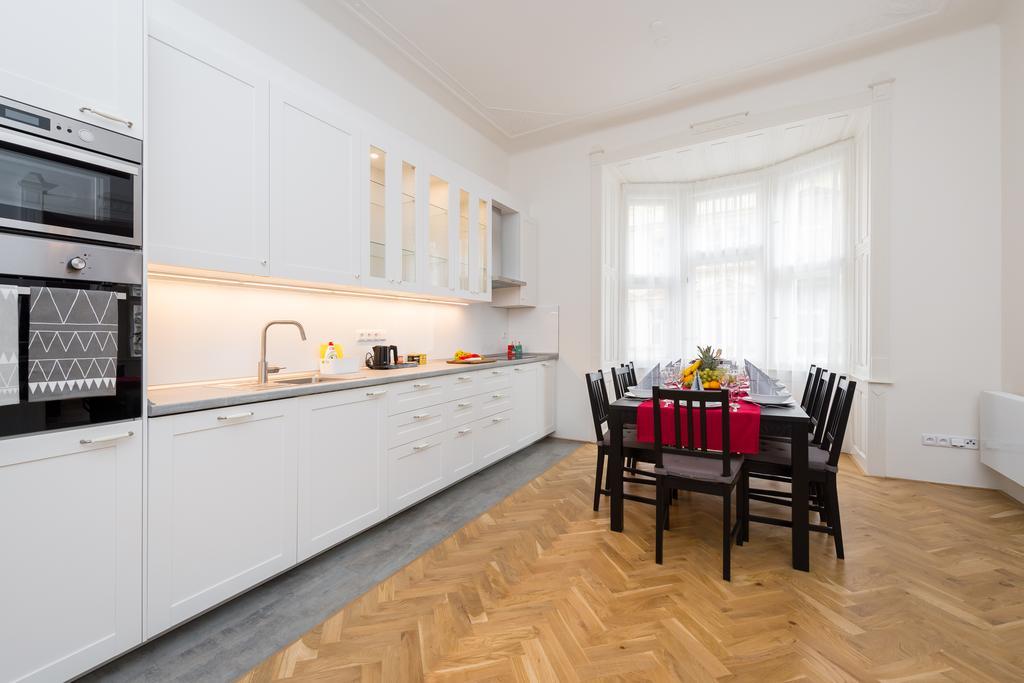 Love To Live Apartments Прага Екстериор снимка