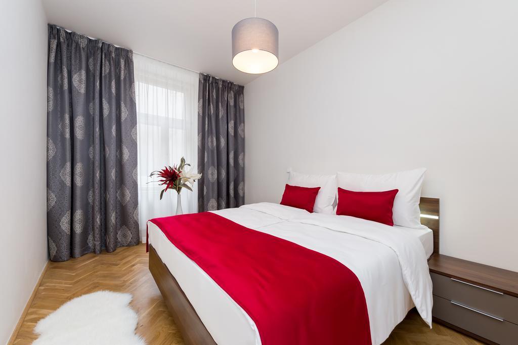 Love To Live Apartments Прага Екстериор снимка
