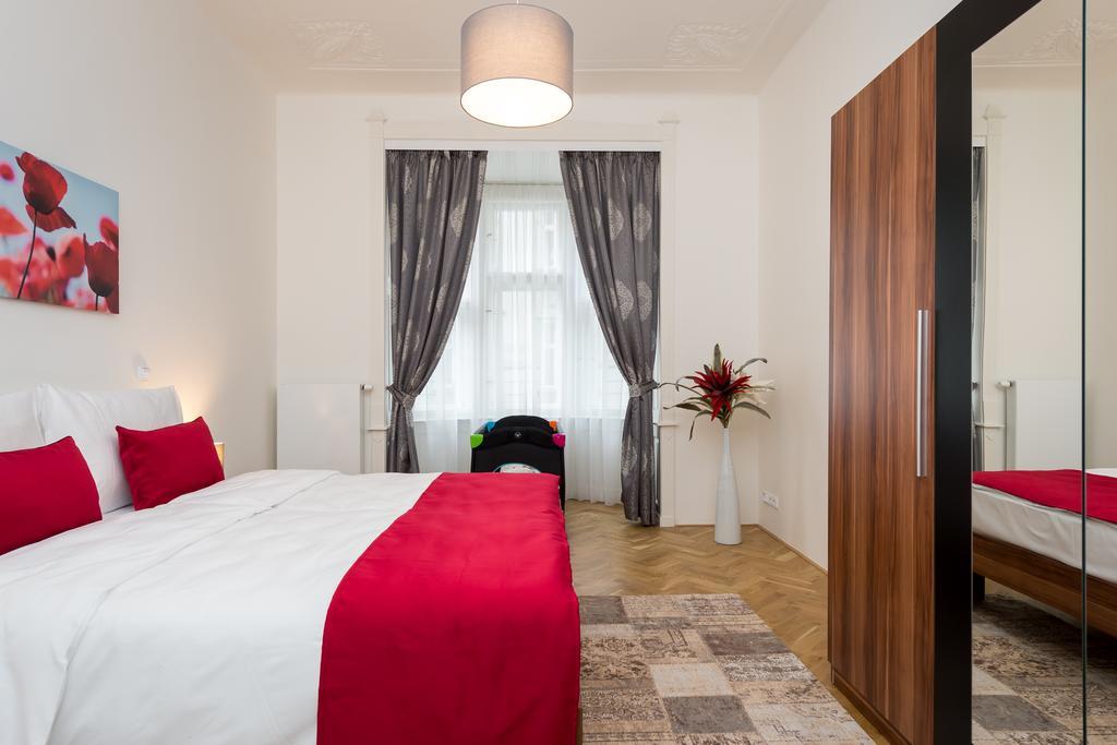 Love To Live Apartments Прага Екстериор снимка
