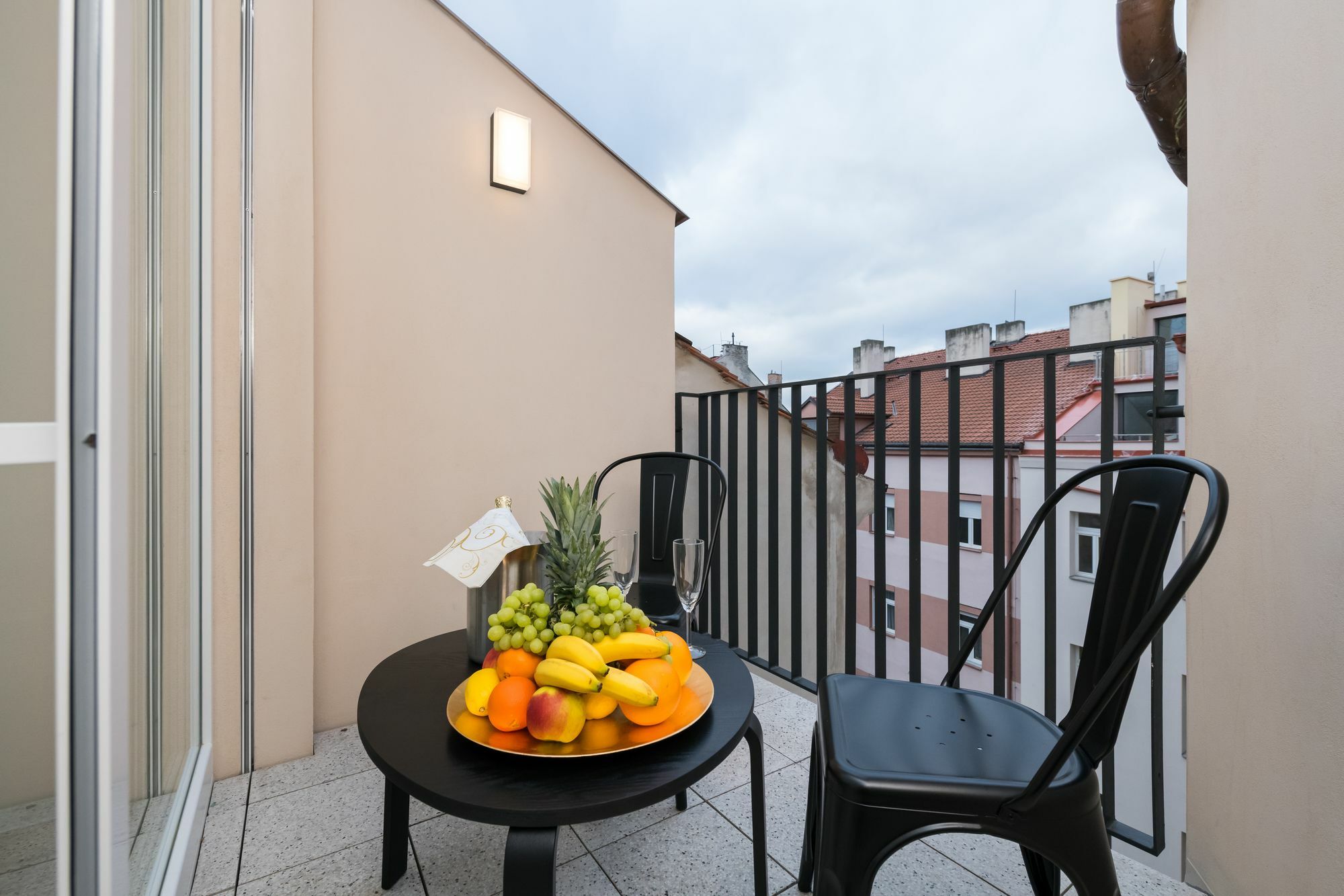 Love To Live Apartments Прага Екстериор снимка