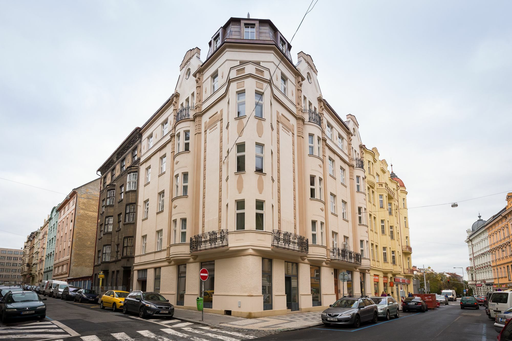 Love To Live Apartments Прага Екстериор снимка